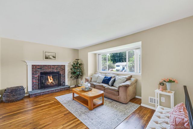 7 Berkeley Avenue, Selden, NY 11784