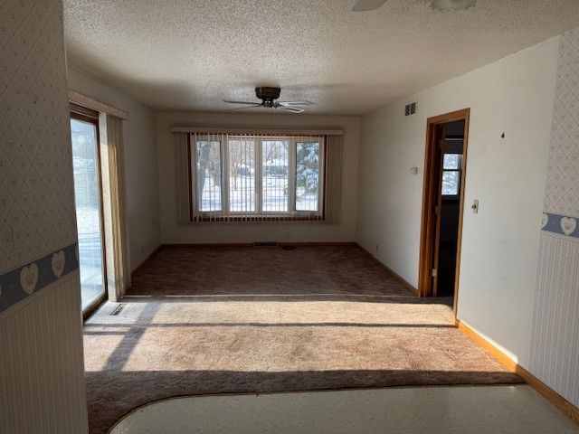 5462 Tucson Drive, Waterloo, IA 50702