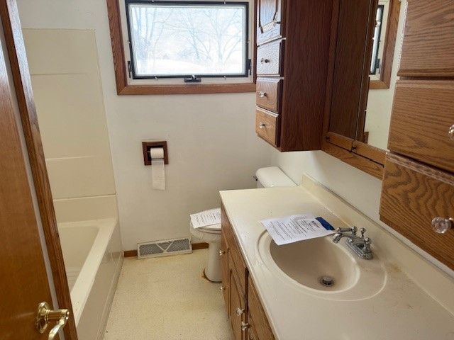 5462 Tucson Drive, Waterloo, IA 50702