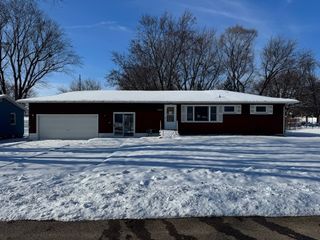 5462 Tucson Drive, Waterloo, IA 50702