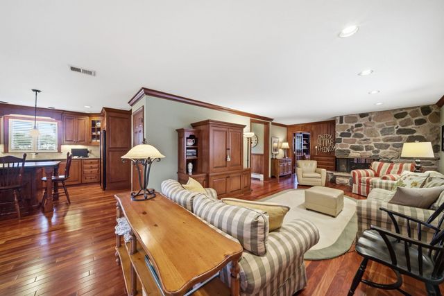 534 E Forest Avenue, Wheaton, IL 60187