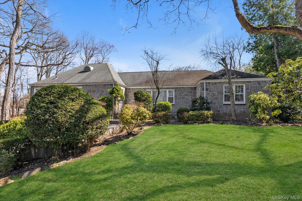 49 The Birches, Roslyn, NY 11576