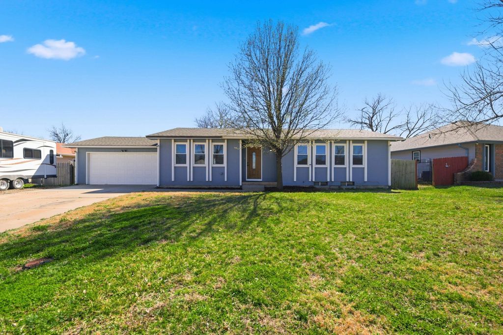 125 W Brazos Dr, Goddard, KS 67052