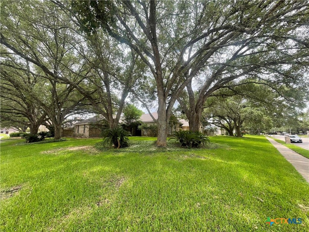 Image 2 of property listing at 403 Turtle Rock Drive, Victoria, TX 77904