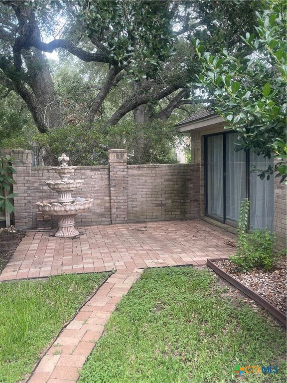 Image 25 of property listing at 403 Turtle Rock Drive, Victoria, TX 77904