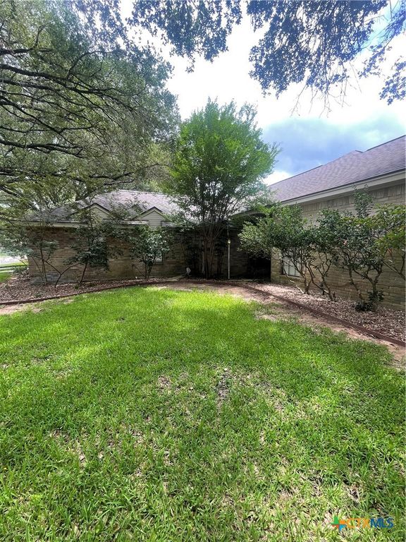 Image 26 of property listing at 403 Turtle Rock Drive, Victoria, TX 77904