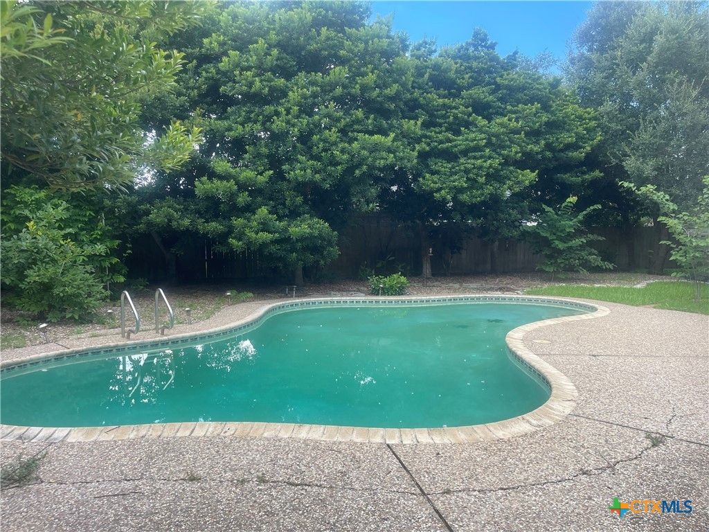 Image 3 of property listing at 403 Turtle Rock Drive, Victoria, TX 77904