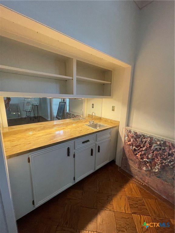 Image 6 of property listing at 403 Turtle Rock Drive, Victoria, TX 77904