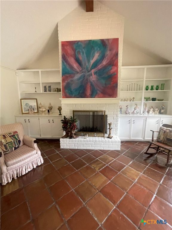 Image 7 of property listing at 403 Turtle Rock Drive, Victoria, TX 77904