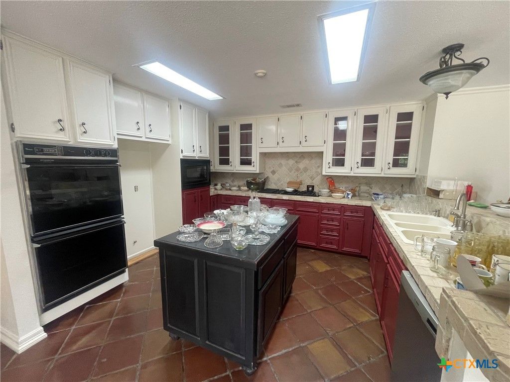 Image 8 of property listing at 403 Turtle Rock Drive, Victoria, TX 77904