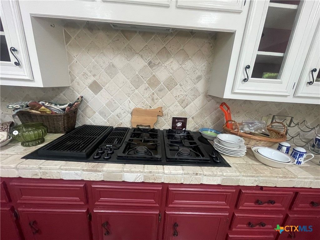 Image 9 of property listing at 403 Turtle Rock Drive, Victoria, TX 77904