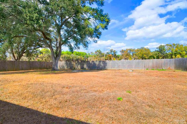 308 Twisted Oak Dr, Cantonment, FL 32533