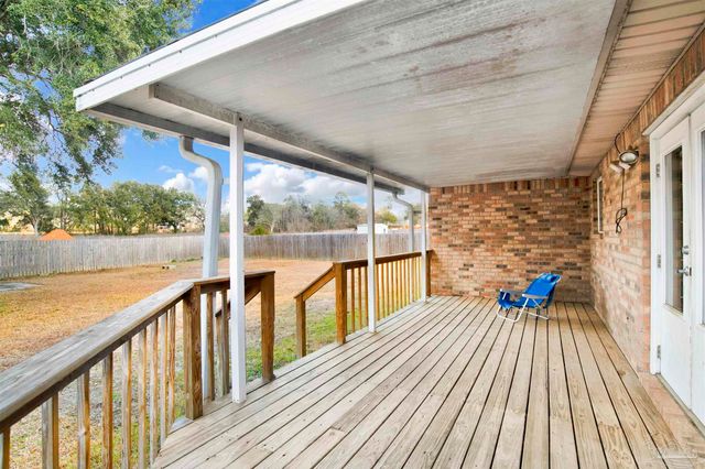 308 Twisted Oak Dr, Cantonment, FL 32533