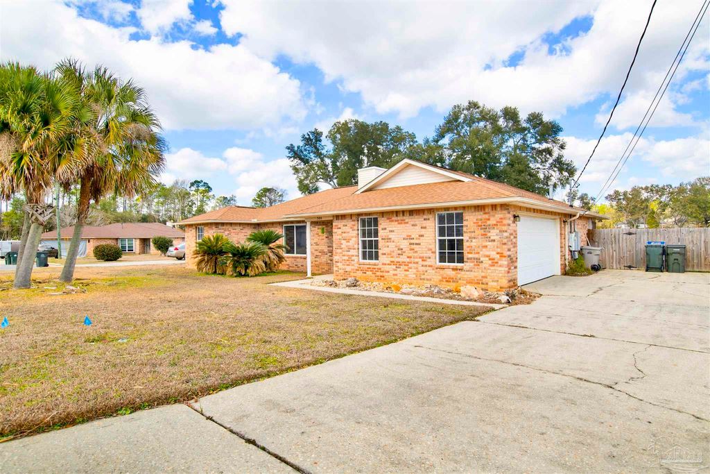 308 Twisted Oak Dr, Cantonment, FL 32533