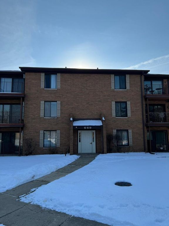 669 N Briar Hill Lane 3, Addison, IL 60101