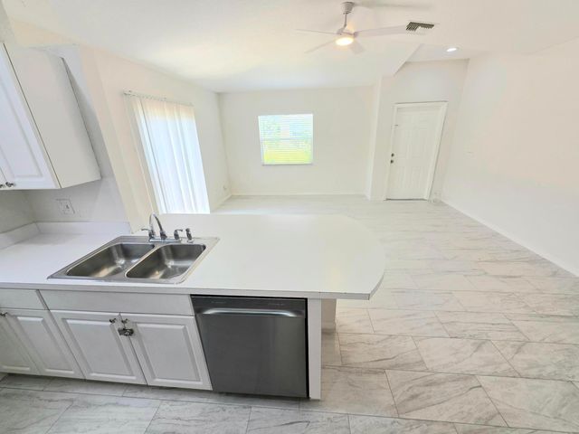 569 E Ridge Circle N, Boynton Beach, FL 33435