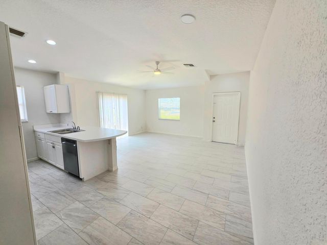 569 E Ridge Circle N, Boynton Beach, FL 33435