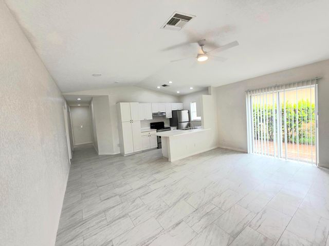 569 E Ridge Circle N, Boynton Beach, FL 33435