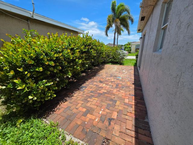 569 E Ridge Circle N, Boynton Beach, FL 33435