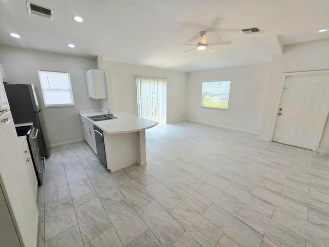 569 E Ridge Circle N, Boynton Beach, FL 33435