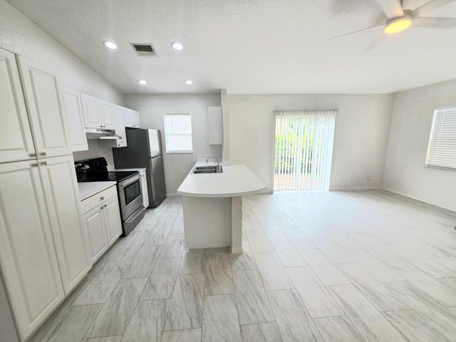 569 E Ridge Circle N, Boynton Beach, FL 33435
