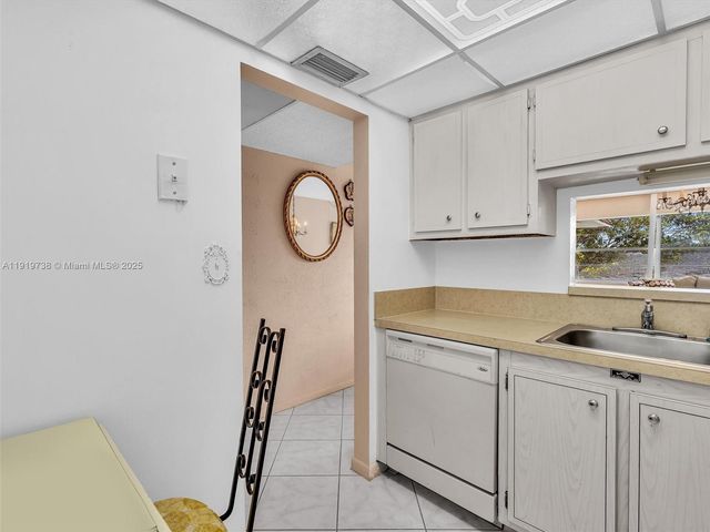 5102 NW 36th St 607, Lauderdale Lakes, FL 33319