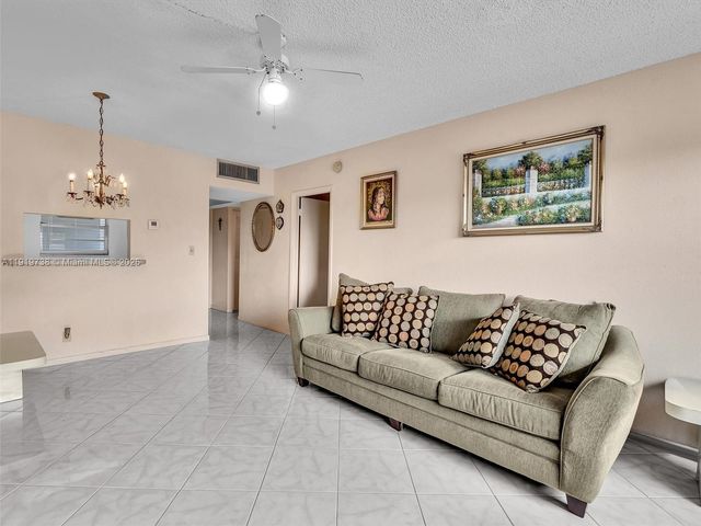 5102 NW 36th St 607, Lauderdale Lakes, FL 33319