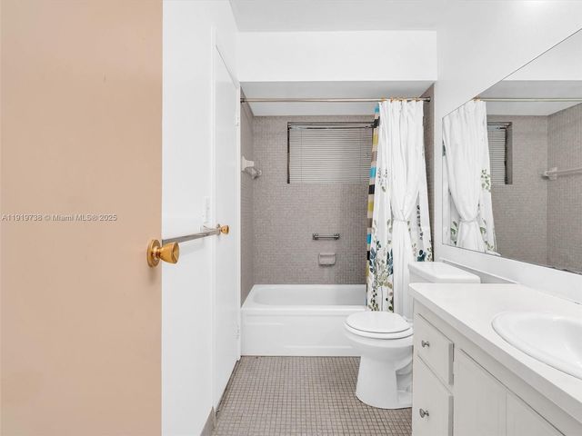 5102 NW 36th St 607, Lauderdale Lakes, FL 33319