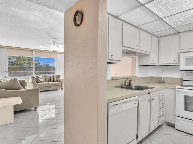 5102 NW 36th St 607, Lauderdale Lakes, FL 33319