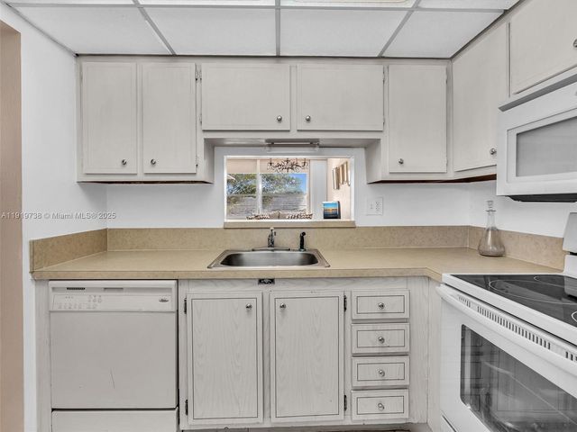 5102 NW 36th St 607, Lauderdale Lakes, FL 33319