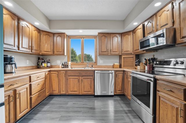 203 N 9th Avenue, Vinton, IA 52349