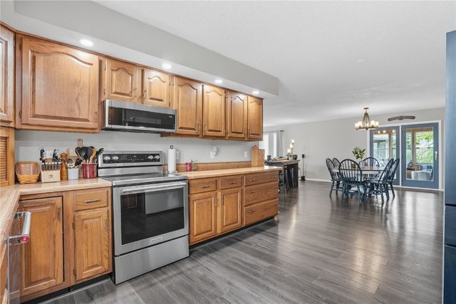 203 N 9th Avenue, Vinton, IA 52349