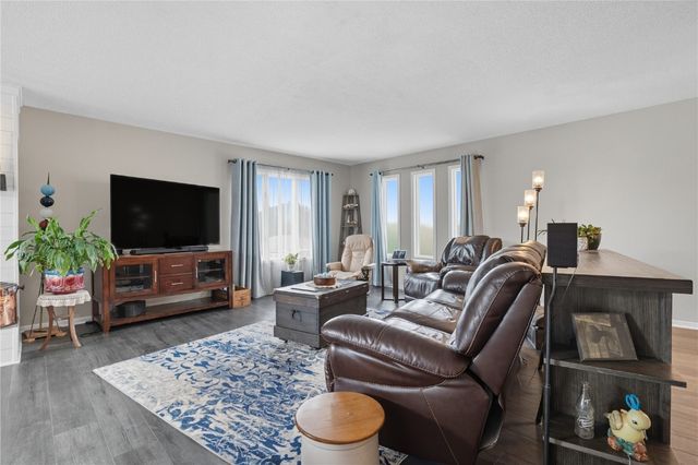 203 N 9th Avenue, Vinton, IA 52349