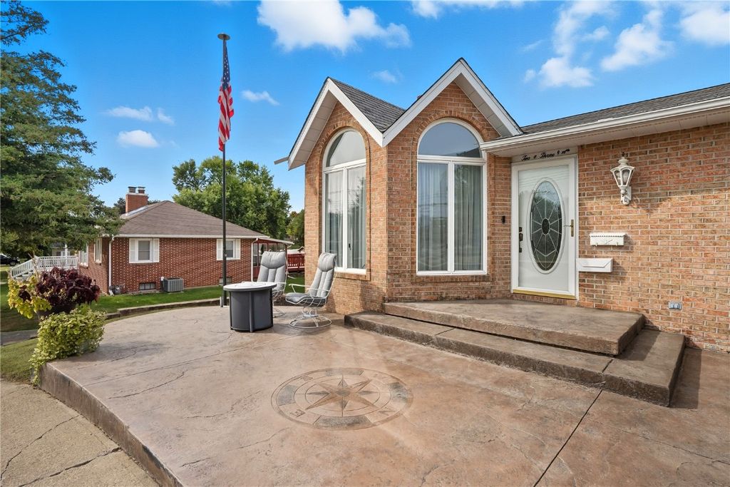 203 N 9th Avenue, Vinton, IA 52349