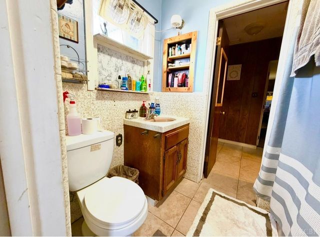 713 E Laguna Avenue, Laton, CA 93242