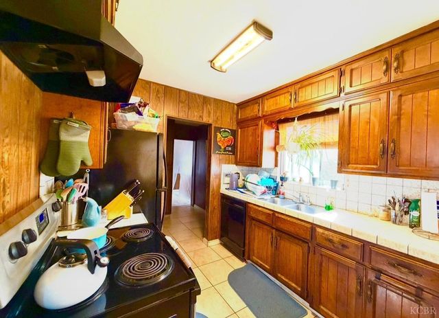713 E Laguna Avenue, Laton, CA 93242