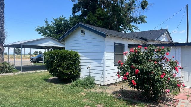713 E Laguna Avenue, Laton, CA 93242