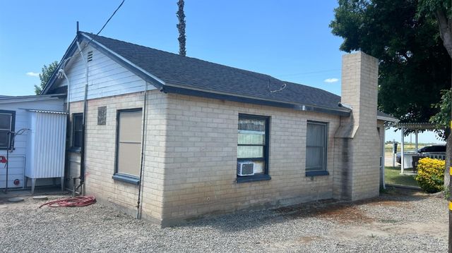 713 E Laguna Avenue, Laton, CA 93242