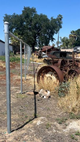 713 E Laguna Avenue, Laton, CA 93242