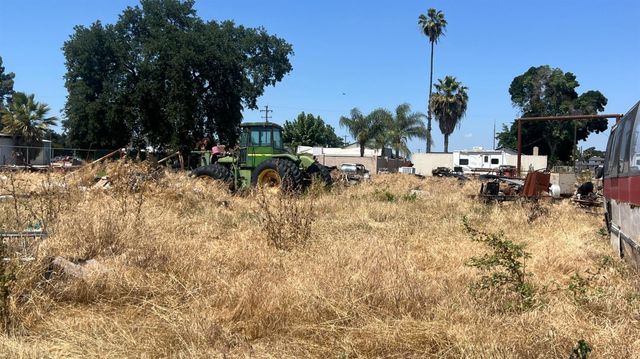 713 E Laguna Avenue, Laton, CA 93242