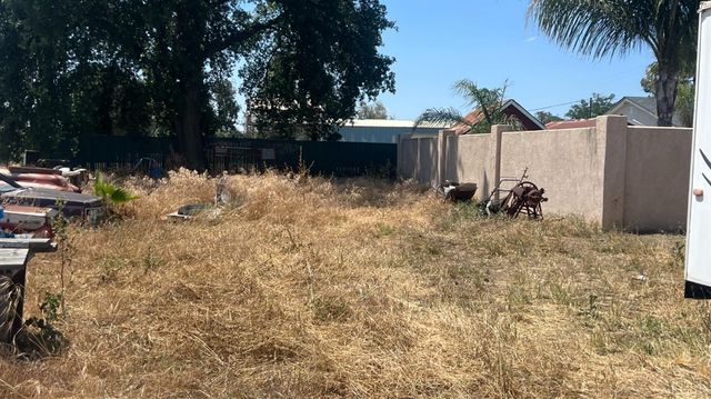 713 E Laguna Avenue, Laton, CA 93242