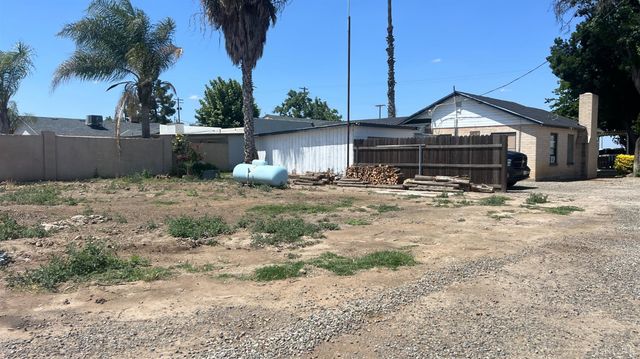 713 E Laguna Avenue, Laton, CA 93242