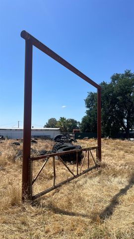 713 E Laguna Avenue, Laton, CA 93242