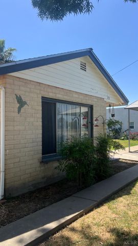 713 E Laguna Avenue, Laton, CA 93242