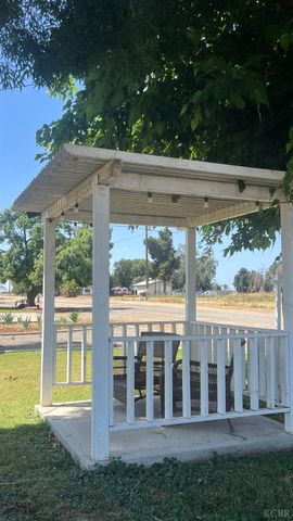 713 E Laguna Avenue, Laton, CA 93242
