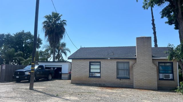 713 E Laguna Avenue, Laton, CA 93242