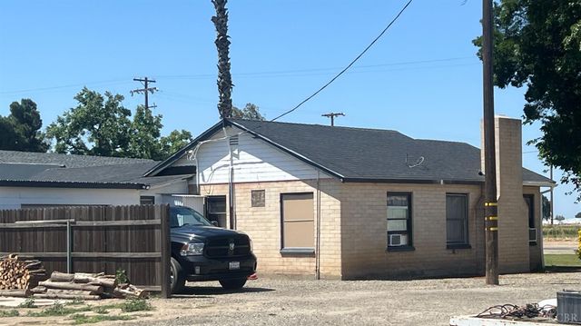 713 E Laguna Avenue, Laton, CA 93242