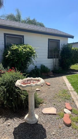 713 E Laguna Avenue, Laton, CA 93242