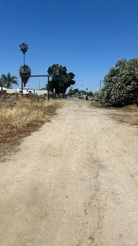 713 E Laguna Avenue, Laton, CA 93242