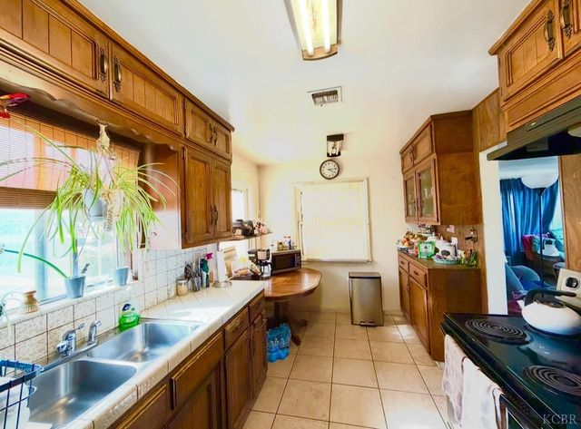 713 E Laguna Avenue, Laton, CA 93242